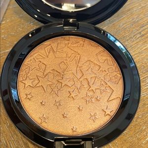 MAC Opalescent powder. Highlighter “rising star”
